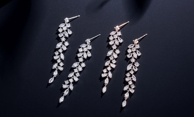Kolczyki eleganckie z kryształkami cyrkoniami długie złote, kolczyki, biżuteria, kolczyki rose gold, różowe złoto, kolczyki stalowe, stal,  kolczyki z cyrkoniami, kolczyki eleganckie, kolczyki wiszące, koczyki długie, kolczyki dla panny młodej,