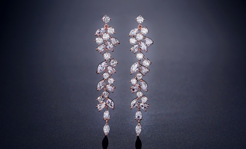 Kolczyki eleganckie z kryształkami cyrkoniami długie złote, kolczyki, biżuteria, kolczyki rose gold, różowe złoto, kolczyki stalowe, stal,  kolczyki z cyrkoniami, kolczyki eleganckie, kolczyki wiszące, koczyki długie, kolczyki dla panny młodej,