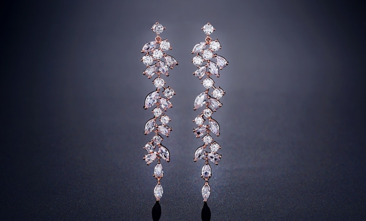 Kolczyki eleganckie z kryształkami cyrkoniami długie złote, kolczyki, biżuteria, kolczyki rose gold, różowe złoto, kolczyki stalowe, stal,  kolczyki z cyrkoniami, kolczyki eleganckie, kolczyki wiszące, koczyki długie, kolczyki dla panny młodej,