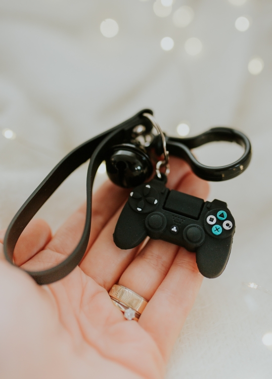 brelok, zawieszka, zawieszka do kluczy, ozdoba, gadżet, praktyczny, brelok z tworzywa, gumowy brelok, czarny brelok, pad, pad playstation, pad do gry, prezent dla niego, prezent dla chłopaka,