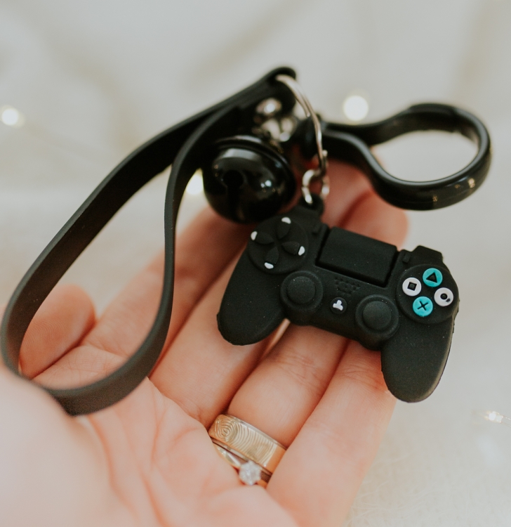 brelok, zawieszka, zawieszka do kluczy, ozdoba, gadżet, praktyczny, brelok z tworzywa, gumowy brelok, czarny brelok, pad, pad playstation, pad do gry, prezent dla niego, prezent dla chłopaka,