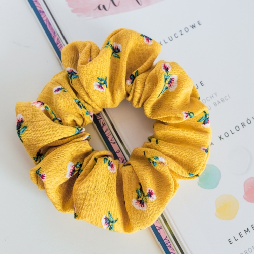 gumka, gumka do włosów, gumka scrunchies, żółta gumka, słoneczna gumka, gumka w kwiaty, kwiatowa gumka, drobne kwiatuszki, gumka dla dziewczynki, gumka dla kobiety, efektowna gumka, fryzura z scrunchies, modna fryzura