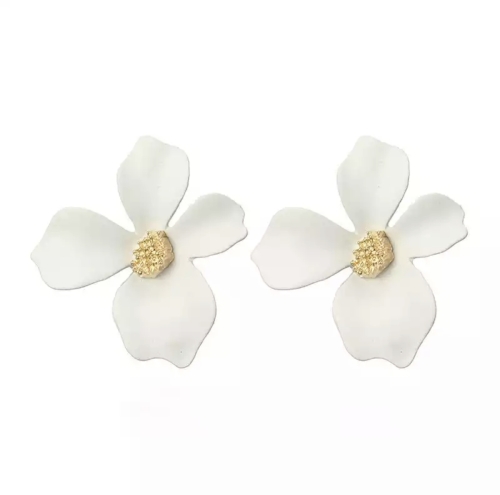 kolczyki, kolczyki z kwiatkiem, kwiat, kwiatuszki, flower, różyczka, metalowe kolczyki, płatki, białe kolczyki, białe płatki,, prezent, prezent dla niej, wesele, impreza, randka, modne,