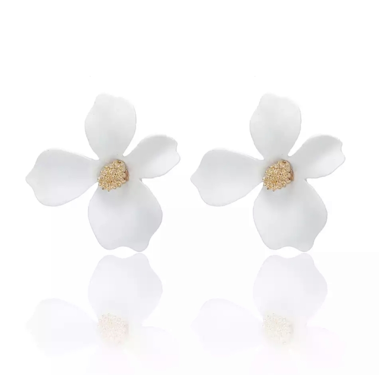 kolczyki, kolczyki z kwiatkiem, kwiat, kwiatuszki, flower, różyczka, metalowe kolczyki, płatki, białe kolczyki, białe płatki,, prezent, prezent dla niej, wesele, impreza, randka, modne,