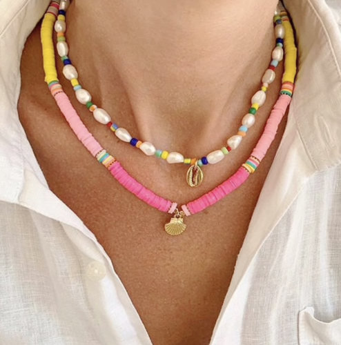 naszyjnik kolorowy z muszelką, naszyjnik na lato, naszyjnik plażowy, mody naszyjnik na plażę, naszyjnik wakacyjny, kolorowy naszyjnik, złota muszelka, naszyjnik muszelka