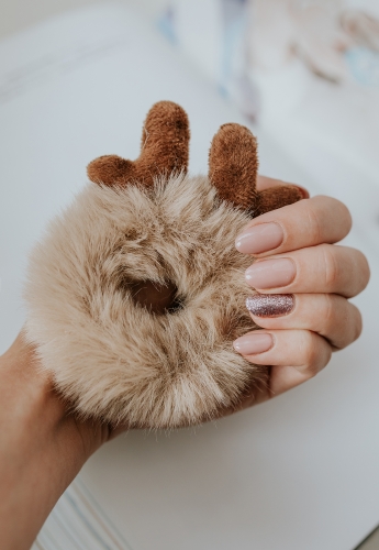 gumka do włosów, pluszowa gumka, brązowa gumka, kawowa gumka, futerko, gumka donut, dumka z uszkami, uszka jelonka, deer,