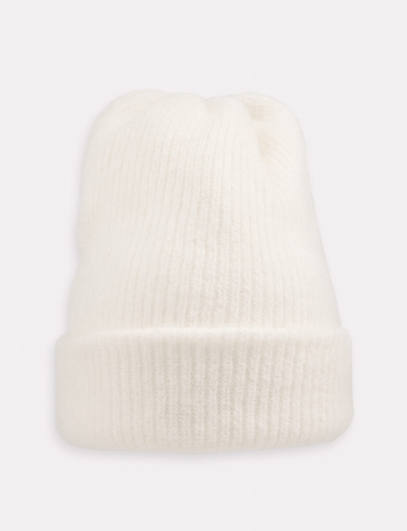 czapka, czapeczka, zimowa czapka, nakrycie głowy, zima, jesień, jesienna stylizacja, włóczka moherowa, moherowa czapka, biała czapka, jasna czapka, uniwersalna, elegancka, klasyczna, ciepła, puszysta,