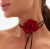 Czerwona róża z materiału na czarnym rzemyku – stylowy naszyjnik choker
