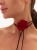 Choker z czerwonym kwiatem róży, ozdoba szyi, kobiecy akcent boho