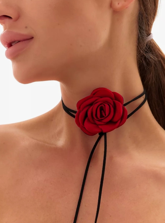 Choker z czerwonym kwiatem róży, ozdoba szyi, kobiecy akcent boho