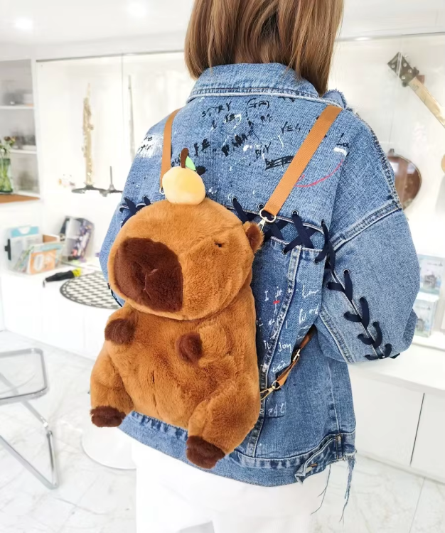 plecak kapibara, plecak z maskotką, plecak maskotka, plecak dla dziecka, plecak dl nastolatki, kapibara, plecak szkolny, plecak przedszkolny, plecak na wycieczki, plecak na lato