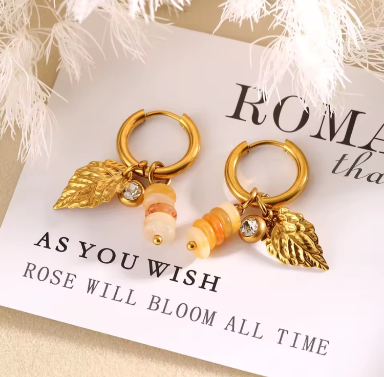 kolczyki koluszka z zawieszkami, kolczyki koła stalowe, kolczyki złote stalowe, kolczyki listki, kolczyki z koralikami, kolczyki pastylki, możliwość zdejmowania i zmiany zawieszek na kolczykach, romantyczna biżuteria, modna biżuteria 2025