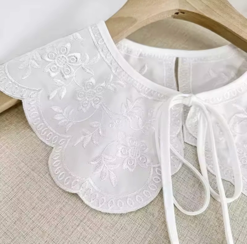 kołnierzyk ażurowy biały, kołnierzyk odpinany, kołnierzyk haftowany, kołnierzyk damski, kołnierzyk ozdobny, kołnierzyk z falbanką, kołnierzyk wiązany, kołnierzyk do sukienki, kołnierzyk do swetra, kołnierzyk do bluzki, modny kołnierzyk damski, kołnierzyk