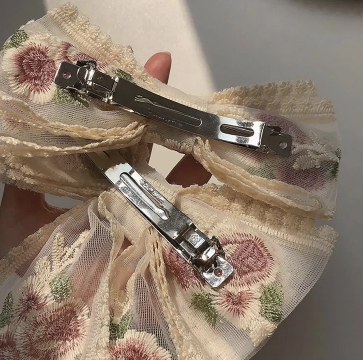 Spinka Kokarda Haftowana kremowa z kwiatuszkami romantyczna, spinka dla dziewczynki, spinka do włosów na komunię, spinka ozdobna na wesele, ozdobna kokardka do włosów z koronki, klamerka kokardka kremowa, kokardka w kwiatuszki