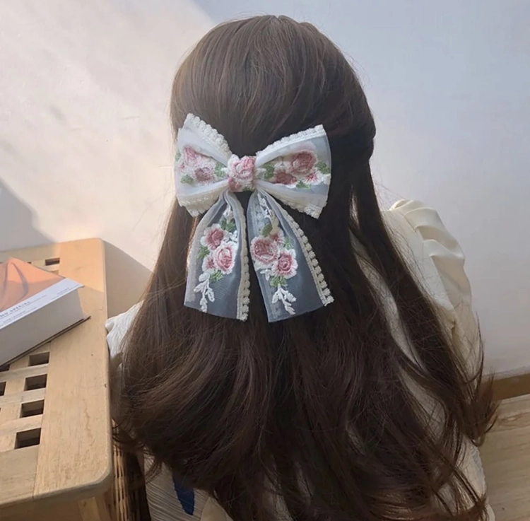 Spinka Kokarda Haftowana kremowa z kwiatuszkami romantyczna, spinka dla dziewczynki, spinka do włosów na komunię, spinka ozdobna na wesele, ozdobna kokardka do włosów z koronki, klamerka kokardka kremowa, kokardka w kwiatuszki