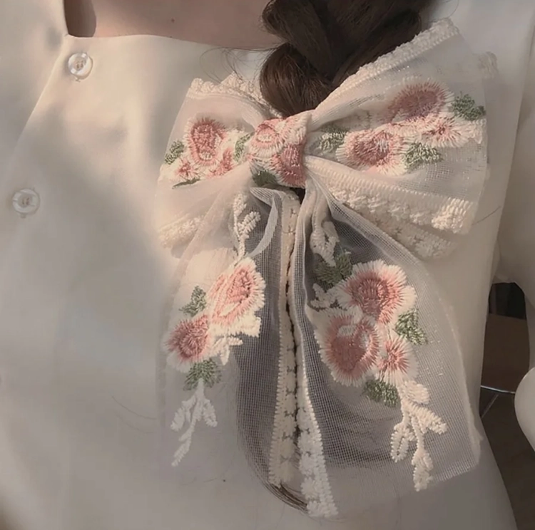 Spinka Kokarda Haftowana kremowa z kwiatuszkami romantyczna, spinka dla dziewczynki, spinka do włosów na komunię, spinka ozdobna na wesele, ozdobna kokardka do włosów z koronki, klamerka kokardka kremowa, kokardka w kwiatuszki