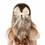 Spinka klamerka kokarda haftowana długa kremowa