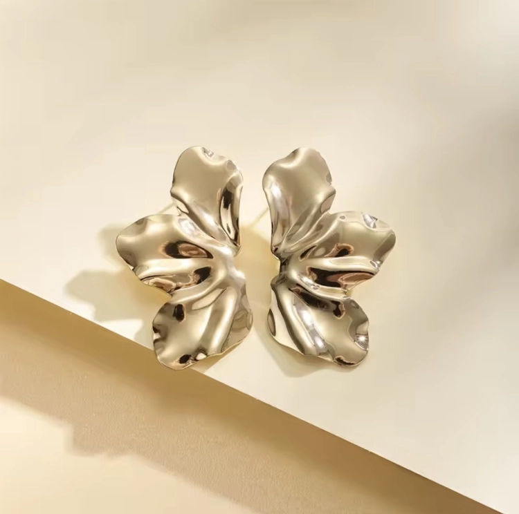 kolczyki złote stalowe, biżuteria złota,  złote kolczyki skrzydła, kolczyki fala, modne kolczyki, prezent , prezent dla niej, stylizacja, kolczyki na wesele