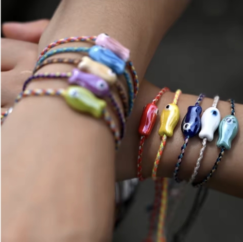 bransoletka sznurkowa, bransoletka regulowana, kolorowa bransoletka, bransoletka z rybką, biżuteria handmade, bransoletka boho, biżuteria wakacyjna, modny dodatek, prezent dla niej, prezent dla dziecka, prezent dla nastolatki, bransoletka przyjaźni