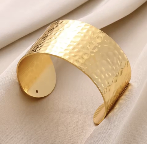 bransoletka ze stali, bransoletka mankiet, bransoletka szeroka sztywna, bransoletka modna, modna biżuteria, bransoletka cuff, bransoletka na żakiet, złota szeroka bransoletka, elegancka bransoletka, falowana bransoletka ze stali,