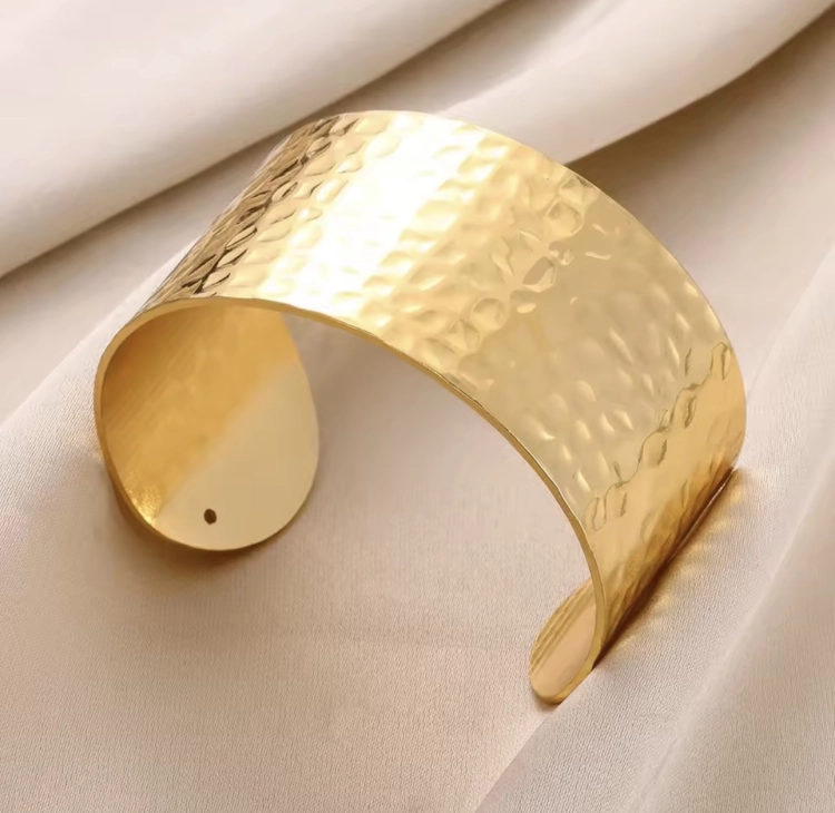 bransoletka ze stali, bransoletka mankiet, bransoletka szeroka sztywna, bransoletka modna, modna biżuteria, bransoletka cuff, bransoletka na żakiet, złota szeroka bransoletka, elegancka bransoletka, falowana bransoletka ze stali,