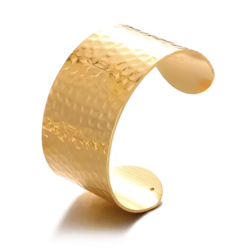 bransoletka ze stali, bransoletka mankiet, bransoletka szeroka sztywna, bransoletka modna, modna biżuteria, bransoletka cuff, bransoletka na żakiet, złota szeroka bransoletka, elegancka bransoletka, młotkowana bransoletka ze stali,