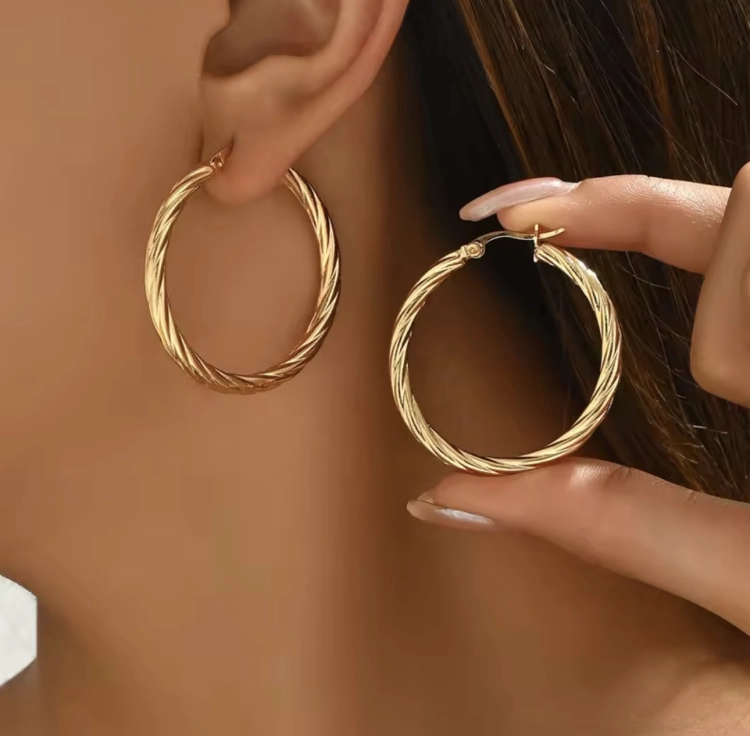 kolczyki koła złote stalowe, kolczyki twist, kolczyki stalowe, kolczyki koła, kolczyki duże koła, kolczyki twist, złote kolczyki na imprezę, kolczyki owalne