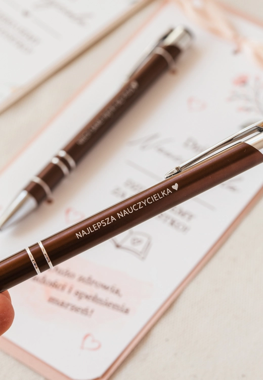 dlugopis z grawerem na dzien nauczyciela dzień edukacji narodowej.jpg