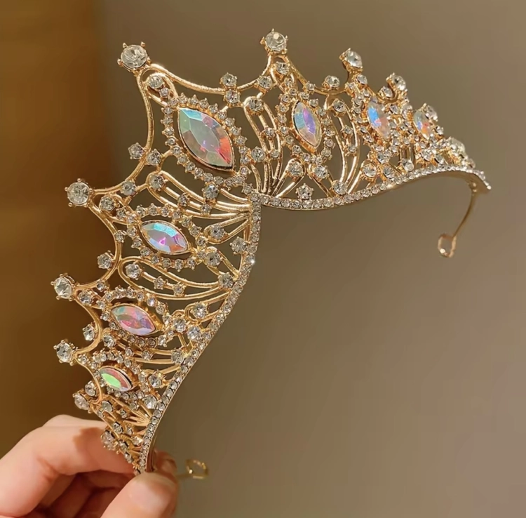 korona, diadem, złota korona, złoty diadem, biżuteria, królewska korona, korona z cyrkoniami, korona z kryształkami, korona na bal przebierańców, korona dla dziewczynki, korona na wieczór panieński, korona na urodziny, korona na bal, korona na wesele