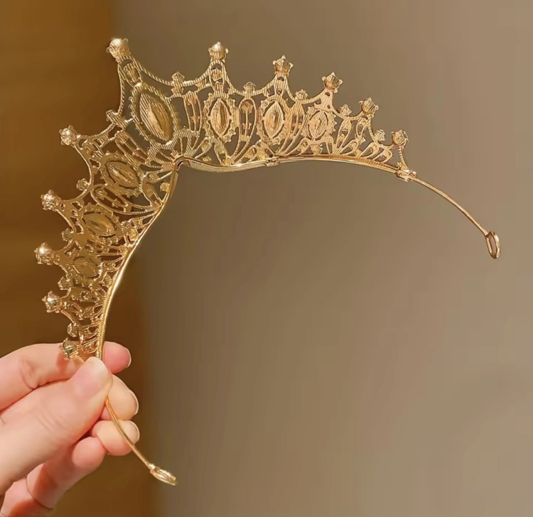 korona, diadem, złota korona, złoty diadem, biżuteria, królewska korona, korona z cyrkoniami, korona z kryształkami, korona na bal przebierańców, korona dla dziewczynki, korona na wieczór panieński, korona na urodziny, korona na bal, korona na wesele