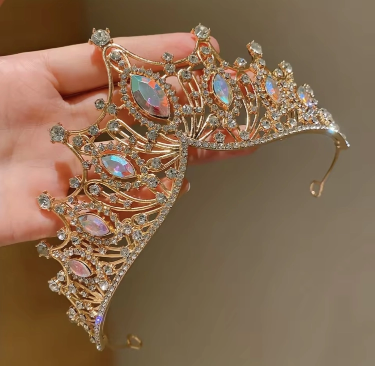 korona, diadem, złota korona, złoty diadem, biżuteria, królewska korona, korona z cyrkoniami, korona z kryształkami, korona na bal przebierańców, korona dla dziewczynki, korona na wieczór panieński, korona na urodziny, korona na bal, korona na wesele