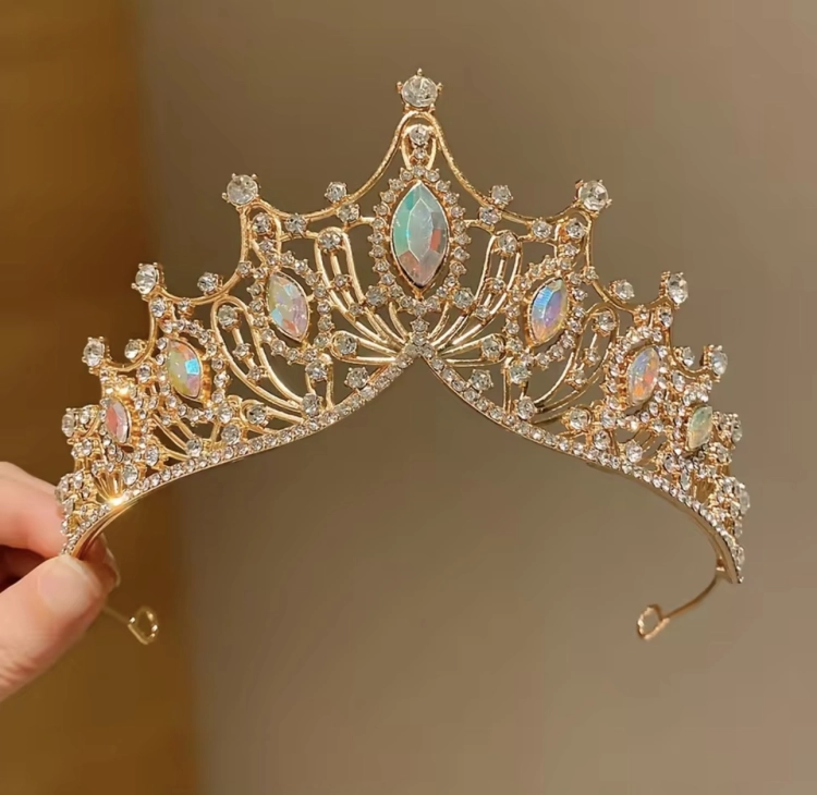 korona, diadem, złota korona, złoty diadem, biżuteria, królewska korona, korona z cyrkoniami, korona z kryształkami, korona na bal przebierańców, korona dla dziewczynki, korona na wieczór panieński, korona na urodziny, korona na bal, korona na wesele