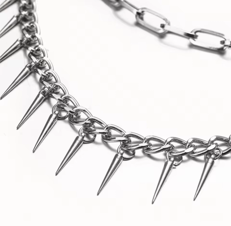 Ozdobny łańcuch pancerka do spodni srebrny z ćwiekami, łańcuch do spodni, srebrny łańcuch do spodni z ćwiekami, punk, rock, gothic, Y2K, unisex, zawieszka do spodni, brelok do spodni, ozdobny łańcuch do spodni