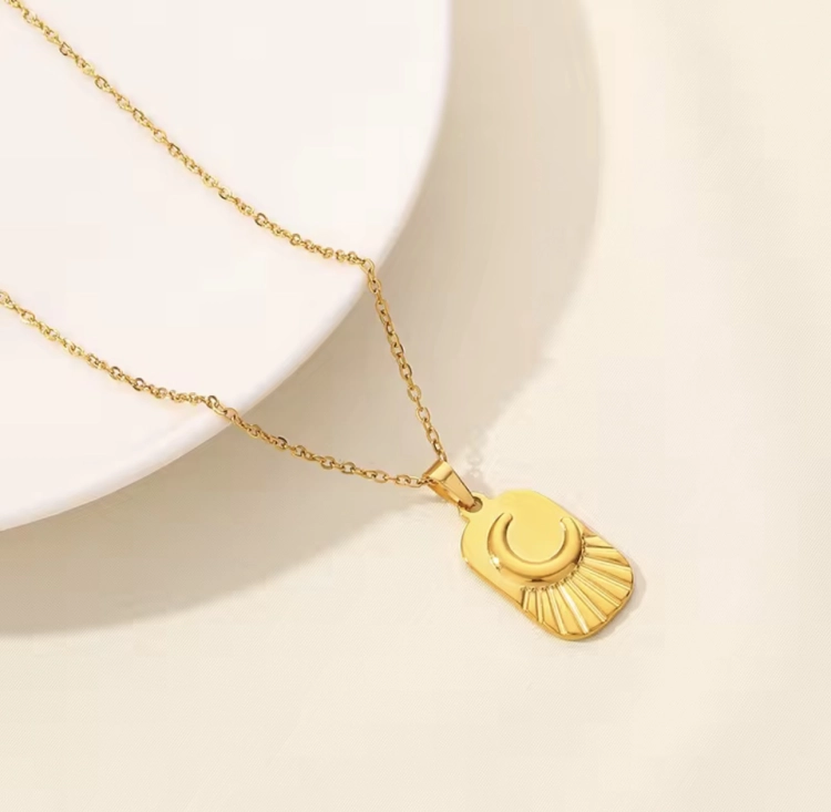 naszyjnik amulet z czarnym oczkiem, złoty naszyjnik z gwiazdką, naszyjnik stalowy księżyc, stal chirurgiczna, zawieszka z gwiazdką, zawieszka z księżycem, naszyjnik