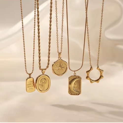naszyjnik amulet z czarnym oczkiem, złoty naszyjnik z gwiazdką, naszyjnik stalowy księżyc, stal chirurgiczna, zawieszka z gwiazdką, zawieszka z księżycem, naszyjnik