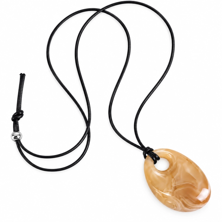 duży naszyjnik z zawieszką, naszyjnik rzemyk, długi naszyjnik z bursztynem, naszyjnik czarny choker na rzemyku, naszyjnik z zawieszką, naszyjnik do swetra, naszyjnik do koszuli, jesienna stylizacja, zimowa stylizacja, bursztynowy naszyjnik